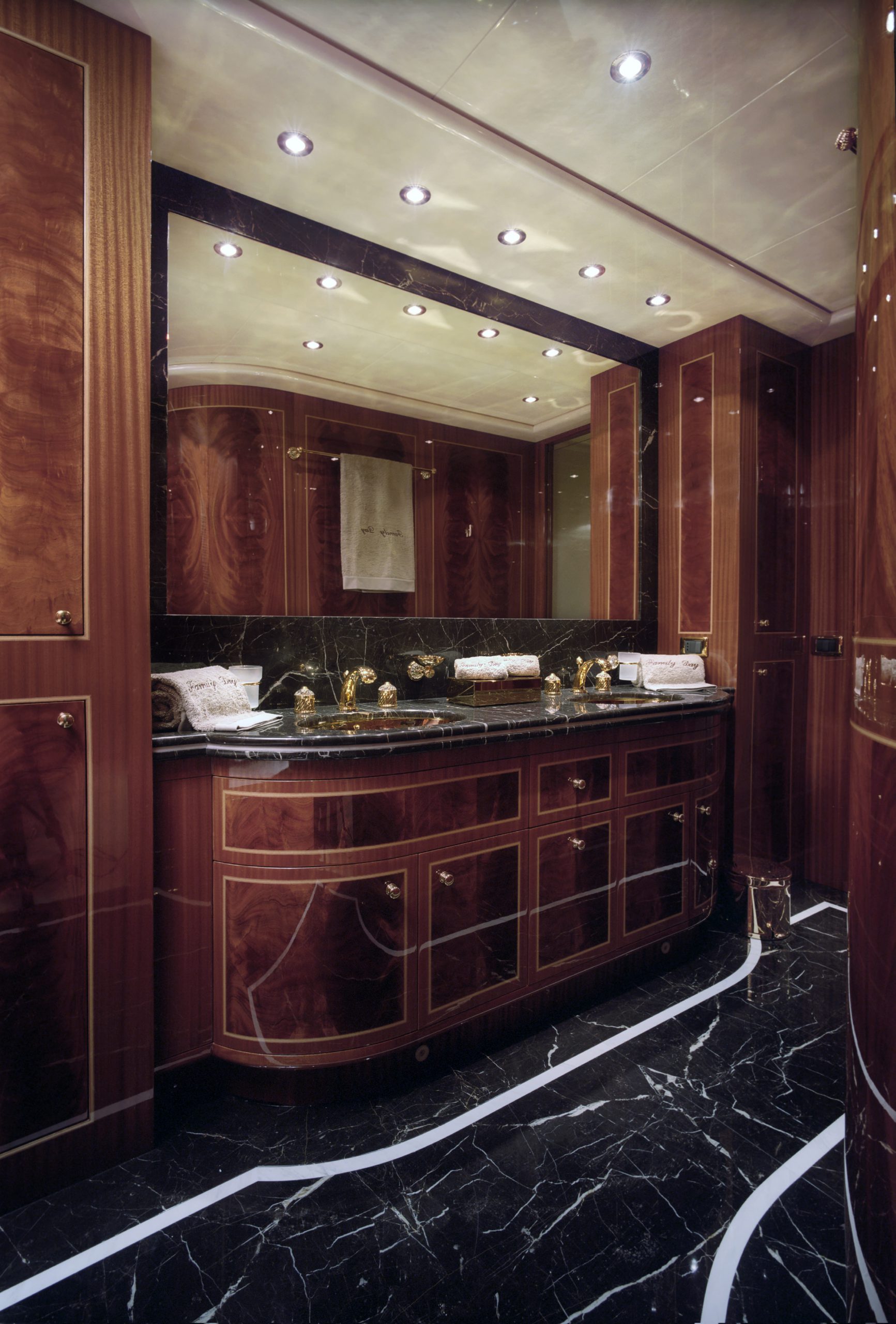 FAMILY DAY_EX BellissimaC_Owner_s bathroom-vertical
