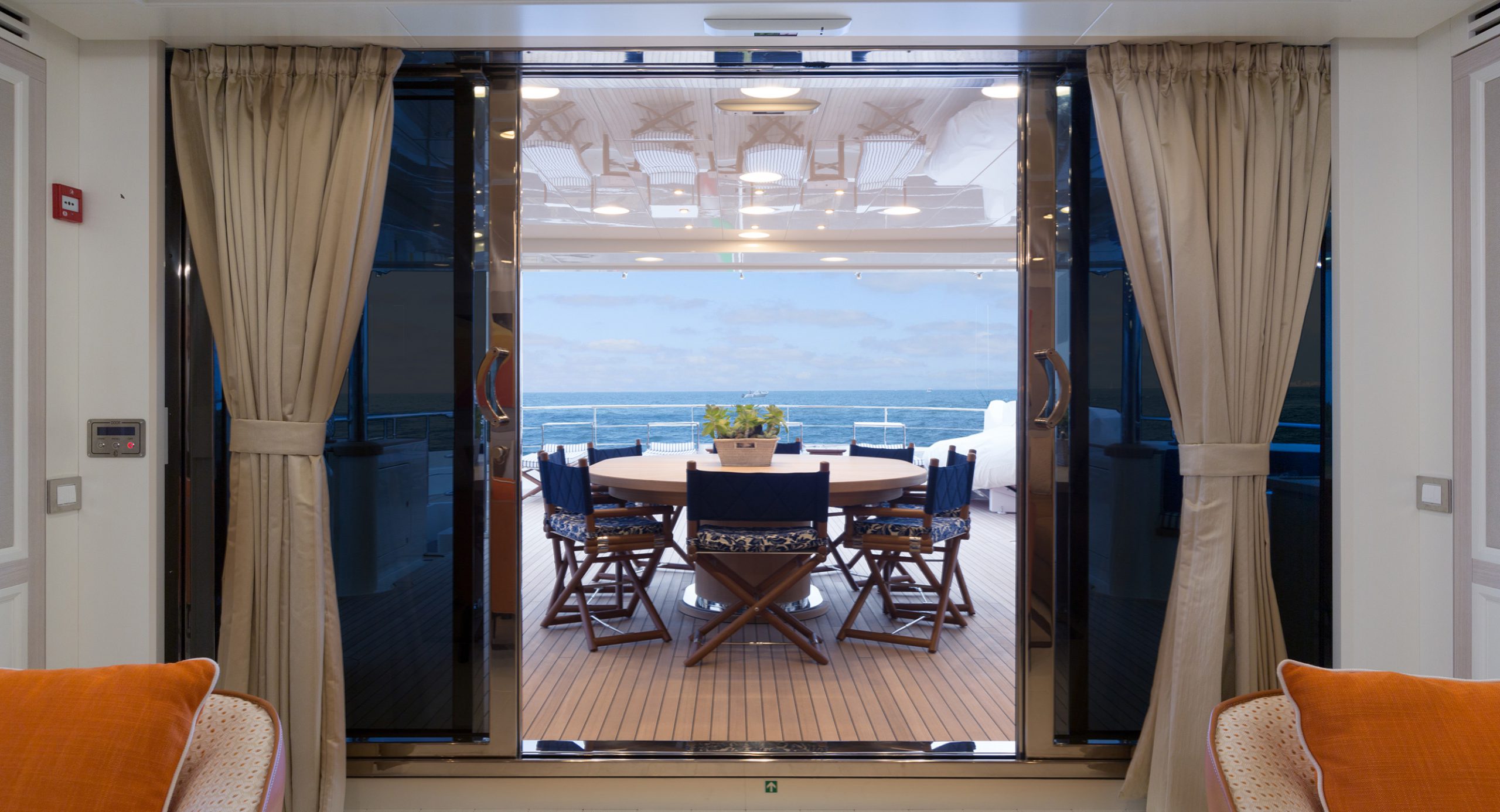 DINING-TABLE--BRIDGE-DECK