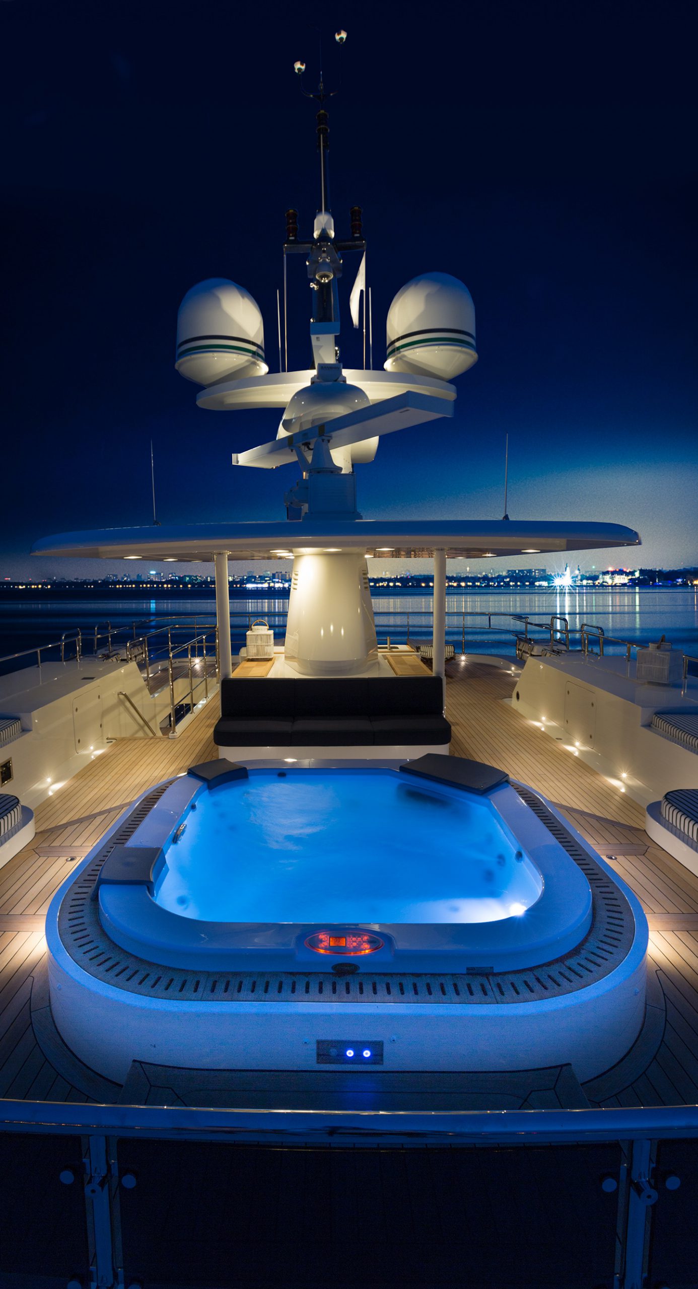 F76-JACUZZI-SUN-DECK-(2)