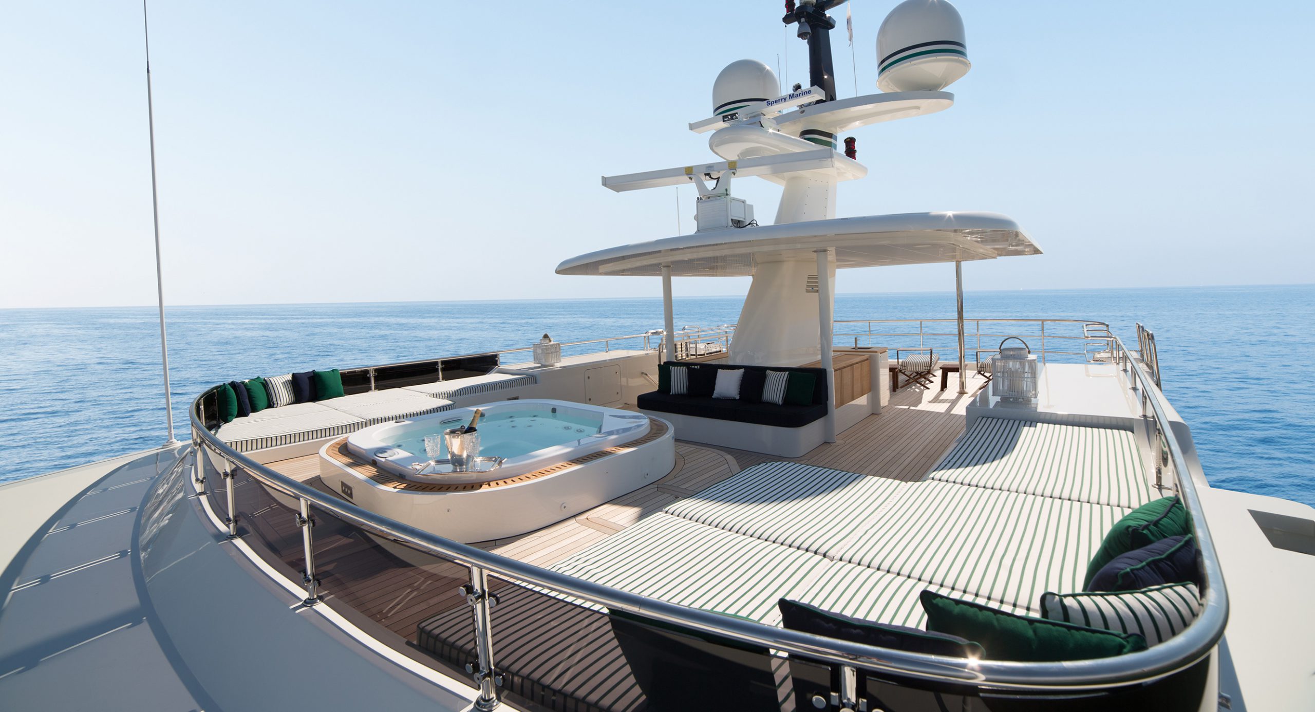 F76-Jacuzzi-Sun-deck