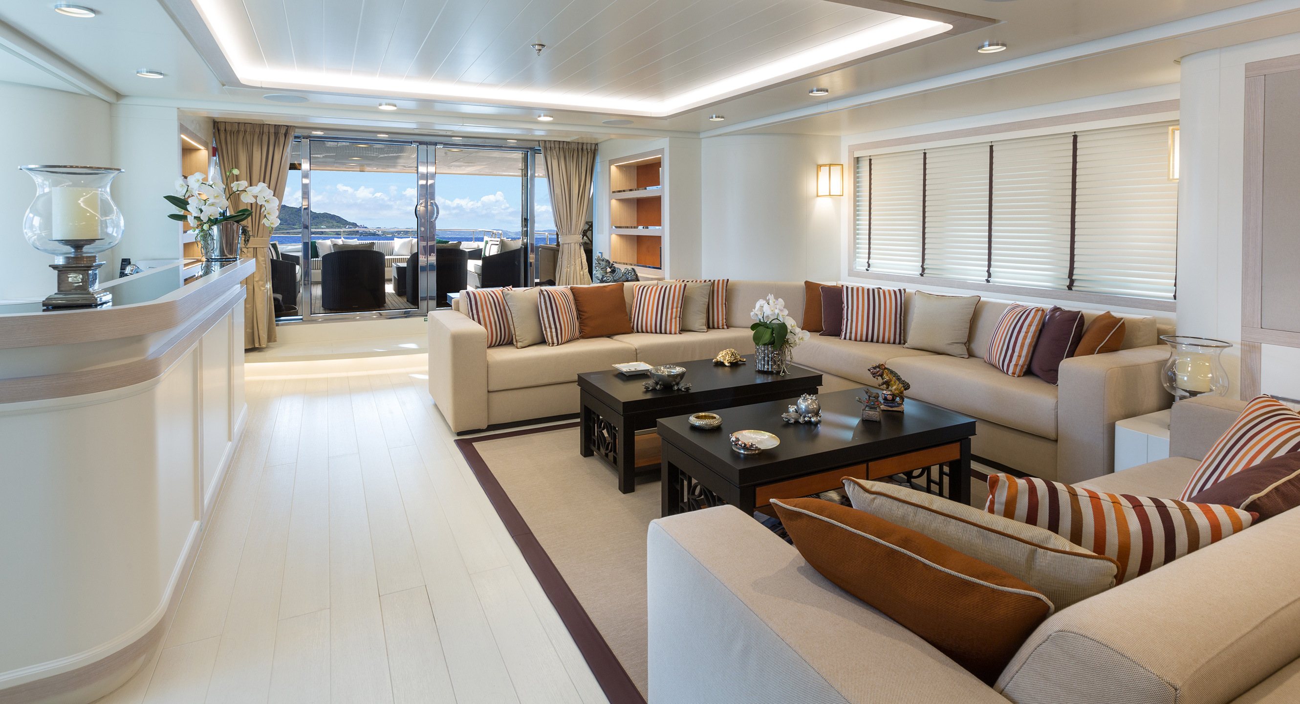 F76-MAIN-SALOON-MAIN-DECK