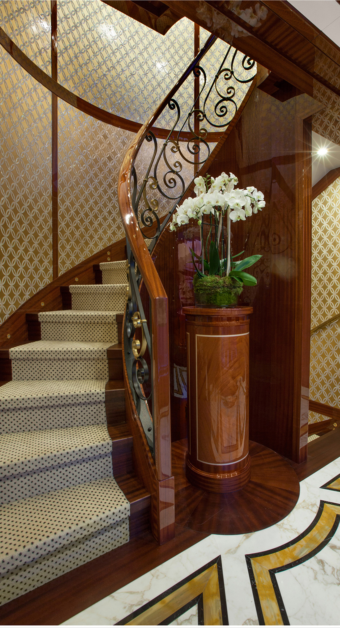 Main-Deck-Hallway-Guests_-staircase