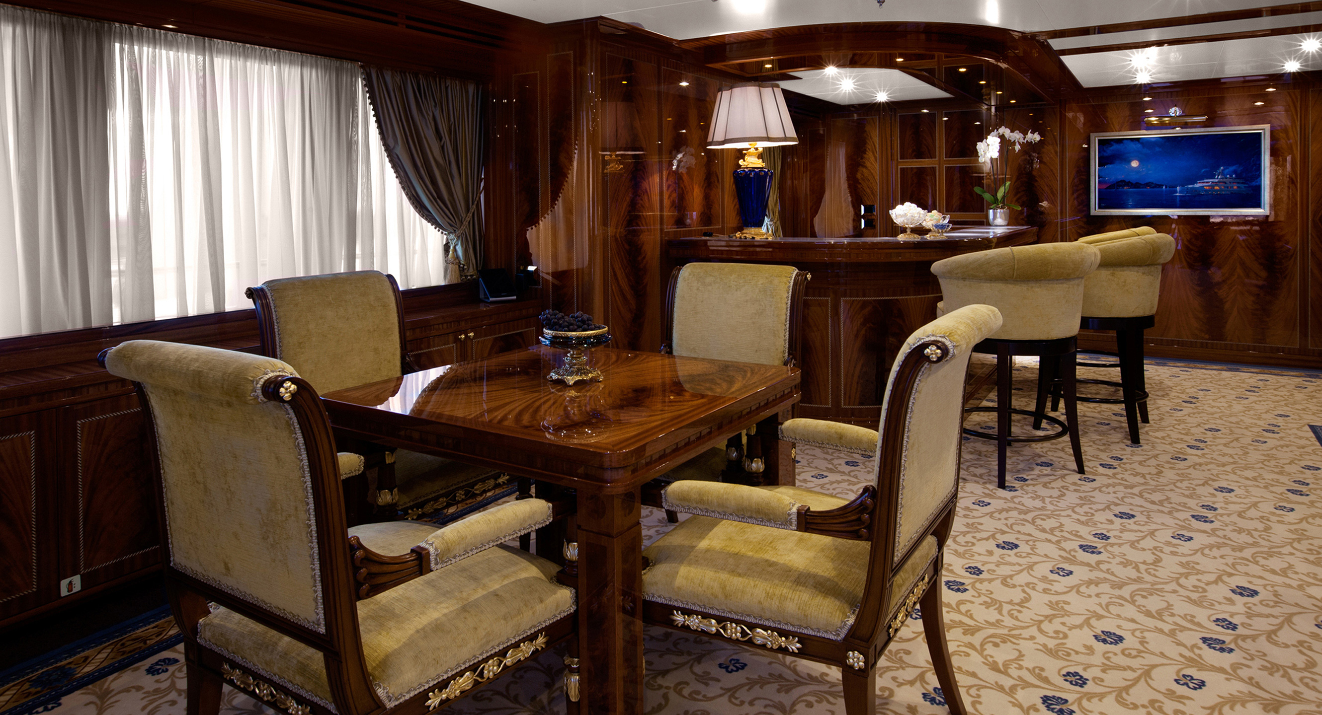 Skylounge-Bar--and-breakfast-table